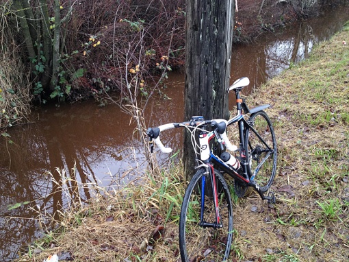 The pause that does anything but refresh, alongside a dung-filled ditch in Richmond. P.U. (And yes, that is a fender you see besmirching the lithe figure of the Lapierre; I ported it off my mountain bike to see if it helped keep myself and the bike a little cleaner given the damp, dirty roads. It didn't.)
